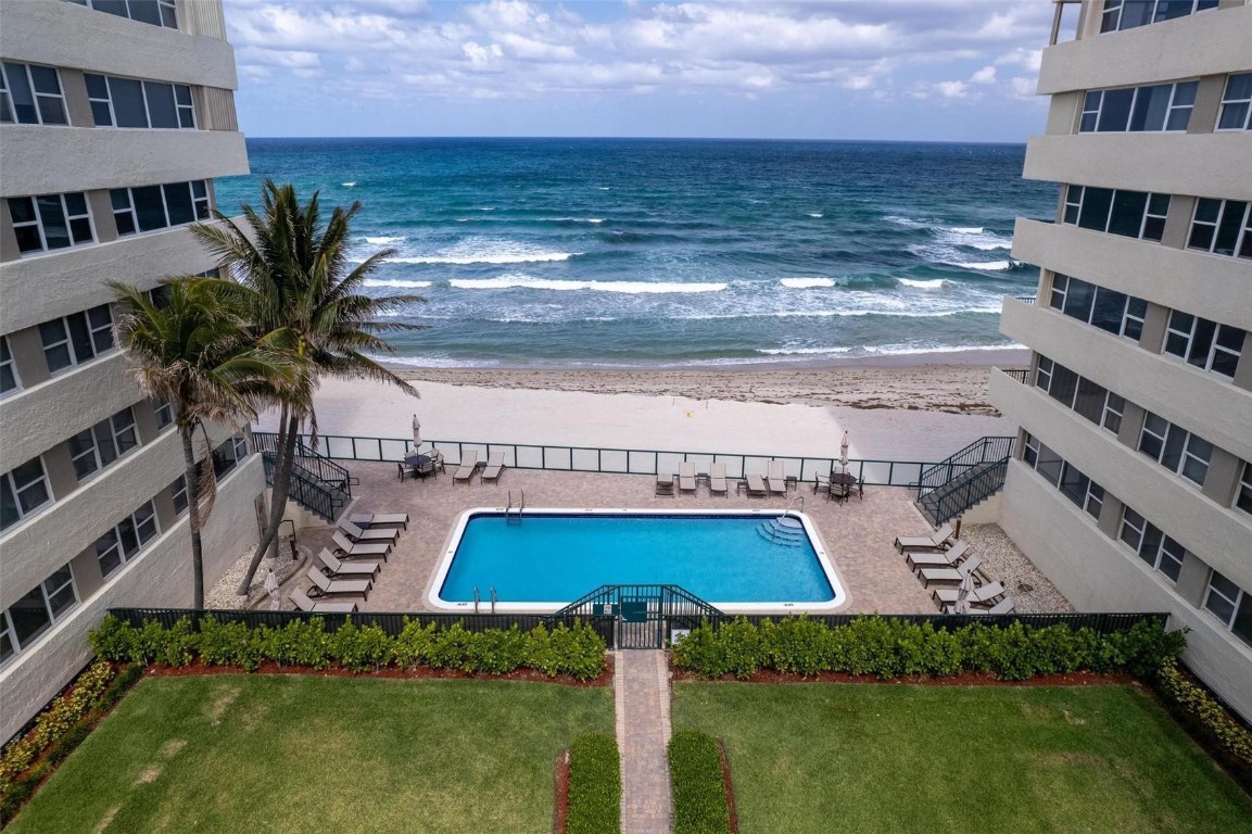 1239 Hillsboro Mile 203