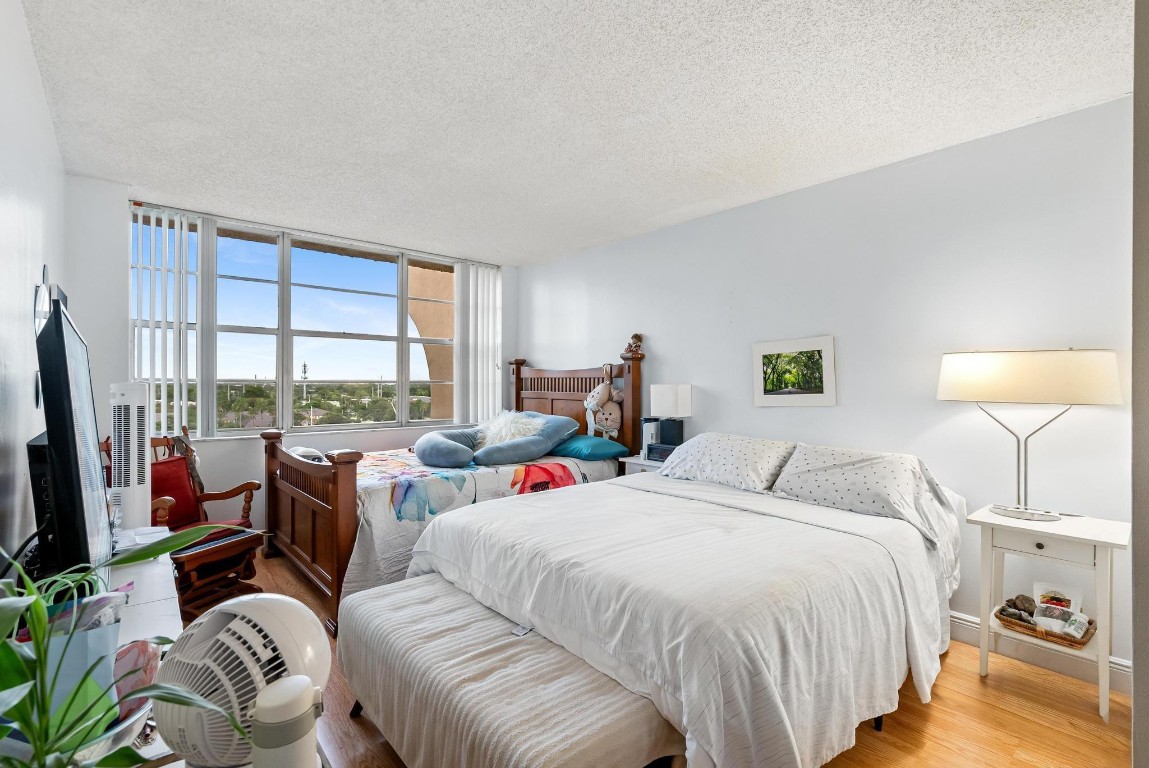 1200 Saint Charles Pl PH 21