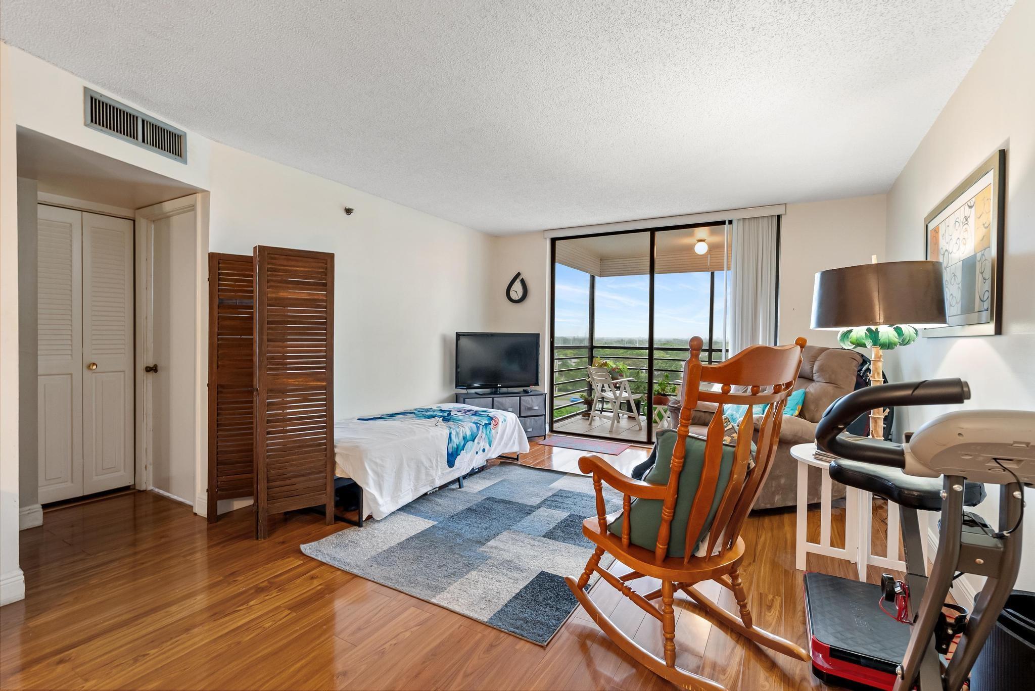 1200 Saint Charles Pl PH 21