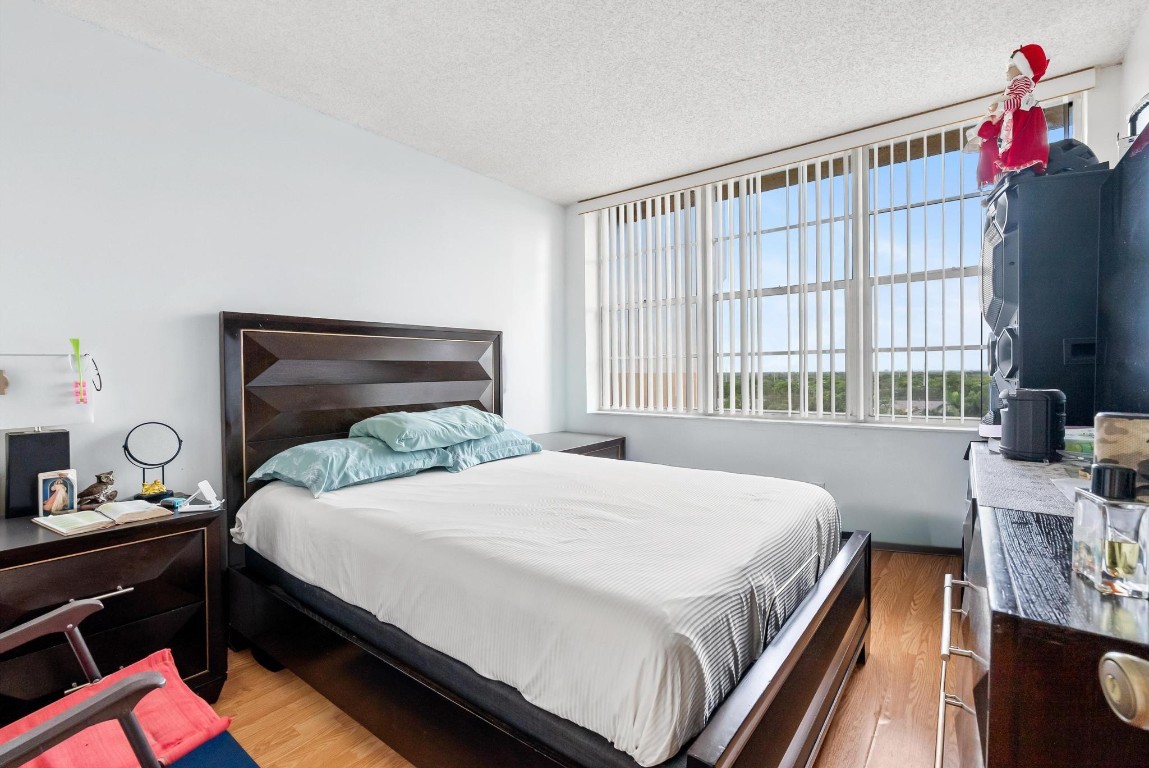 1200 Saint Charles Pl PH 21