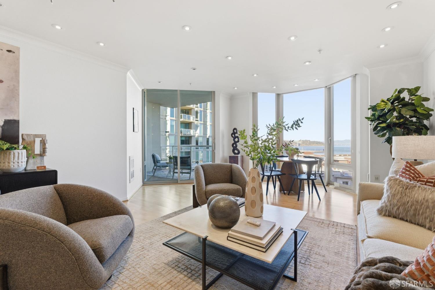 88 King Street # 807