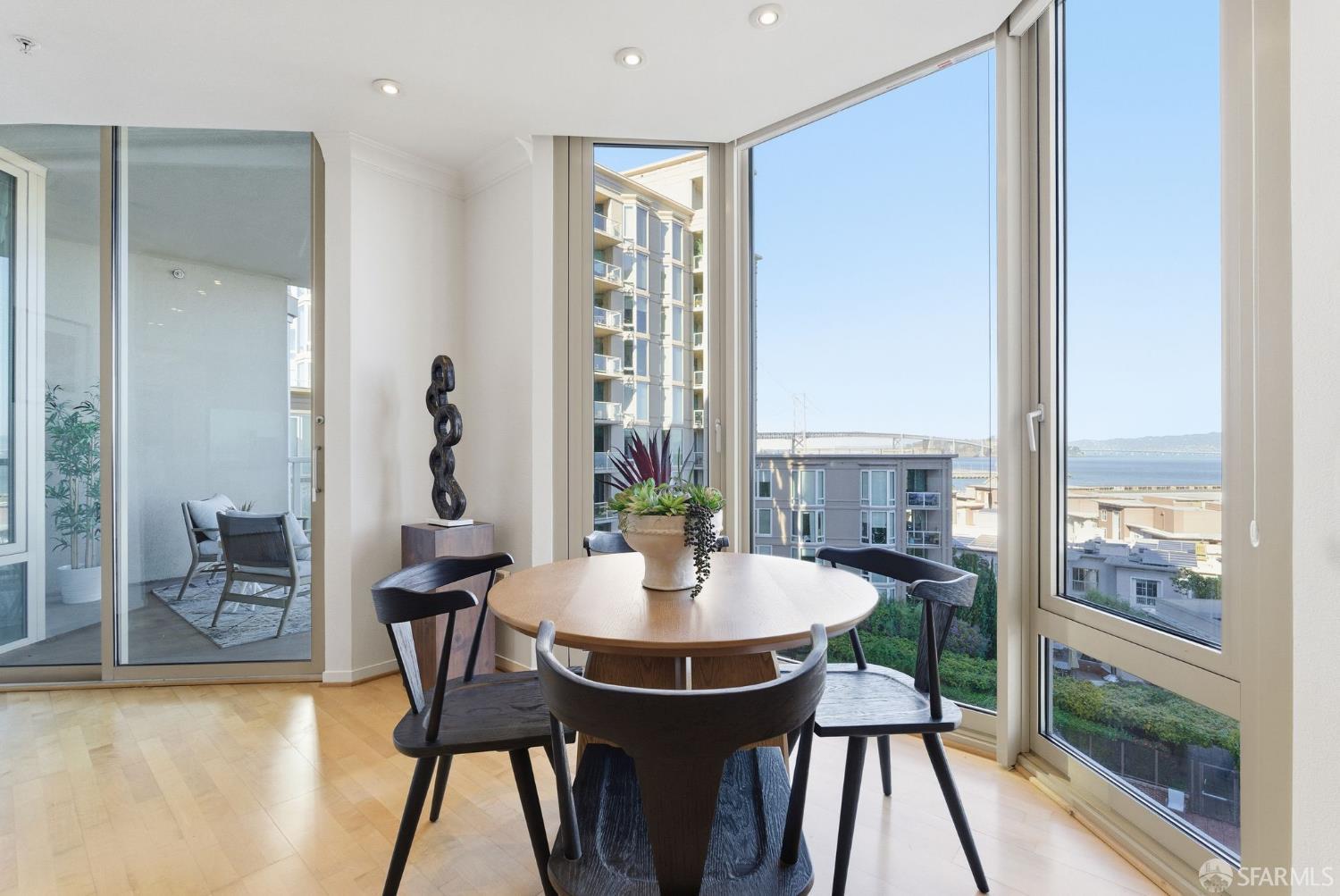 88 King Street # 807