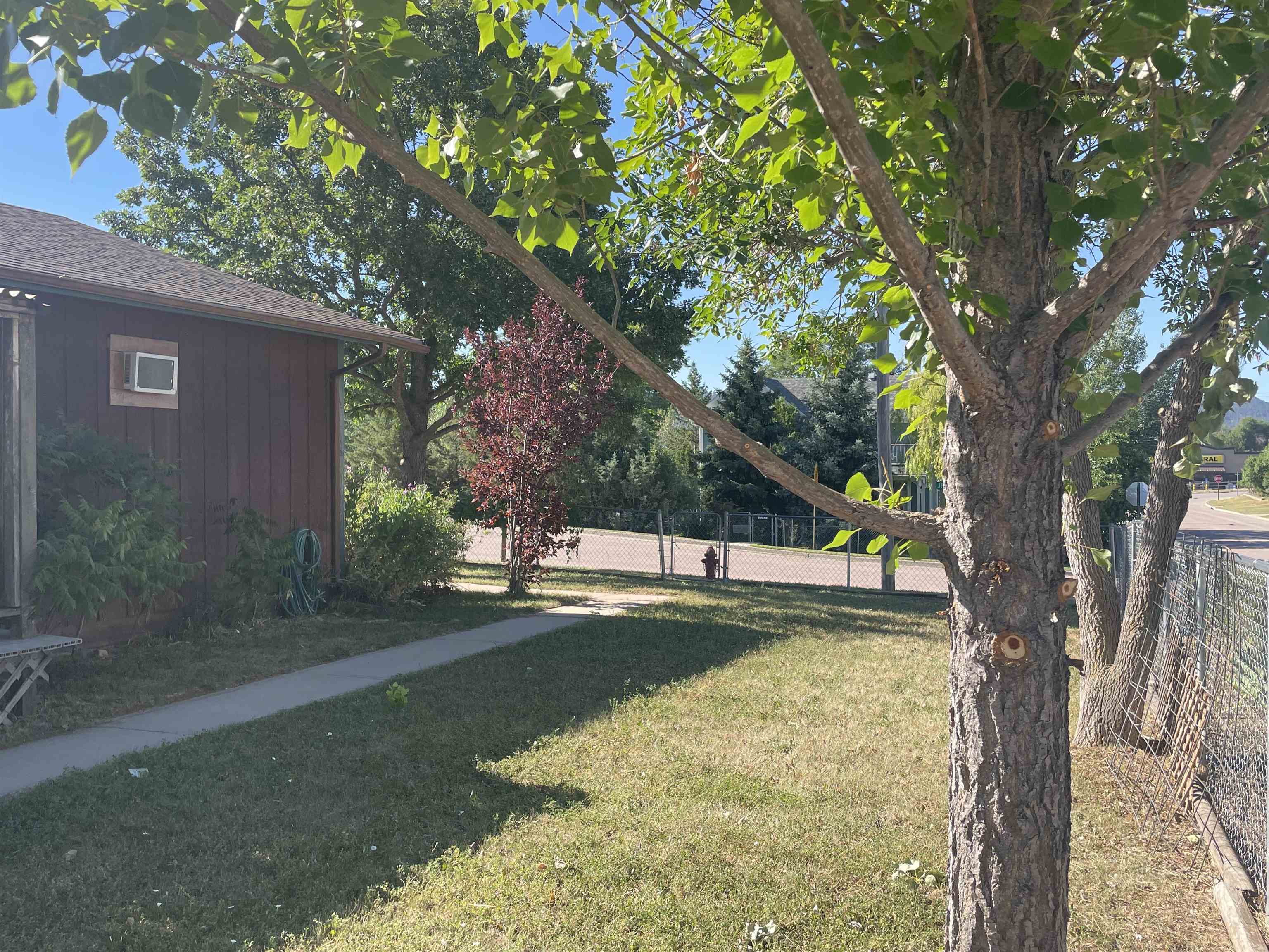 2048 Jennings Avenue