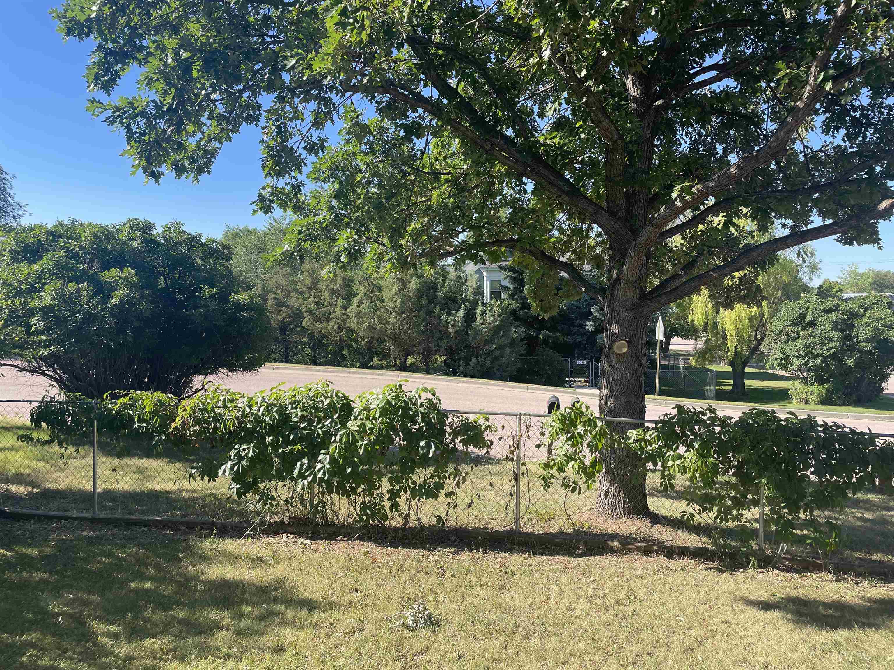 2048 Jennings Avenue