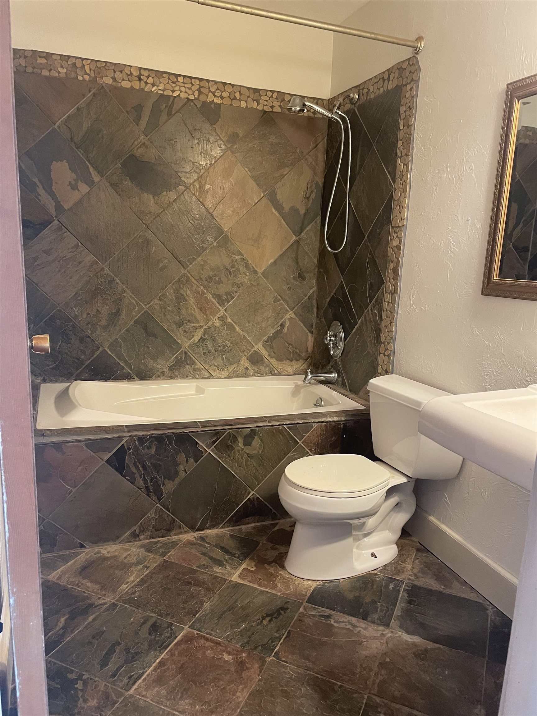 2048 Jennings Avenue