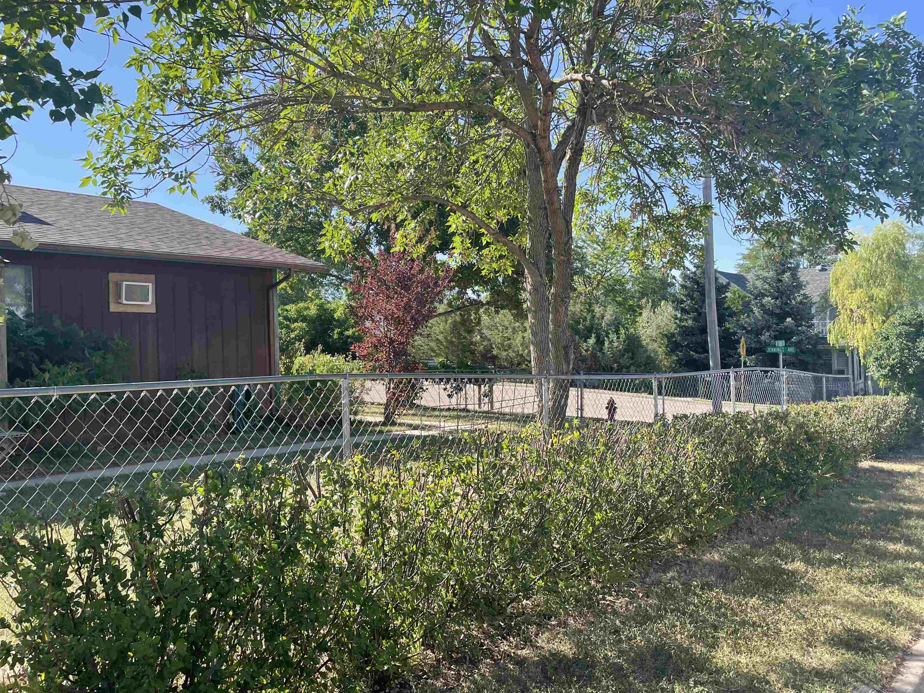 2048 Jennings Avenue