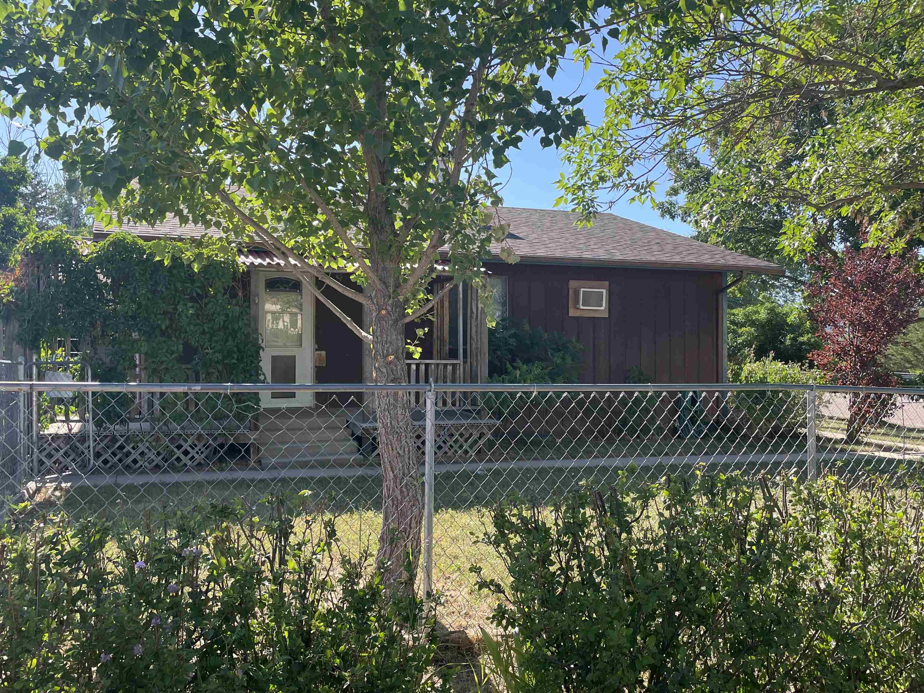 2048 Jennings Avenue