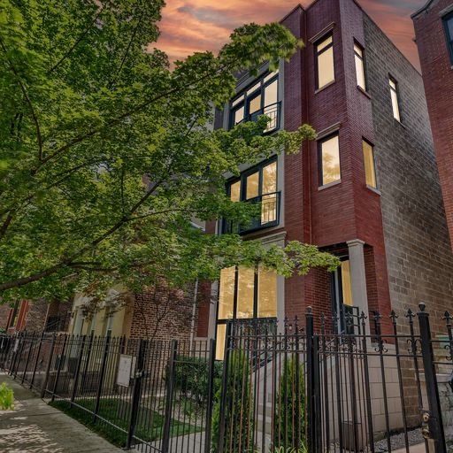 1823 W IOWA Street Unit: 2