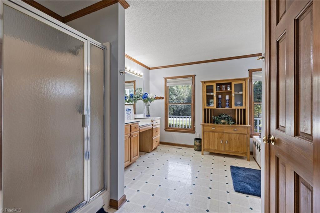 5934 Howard Circle