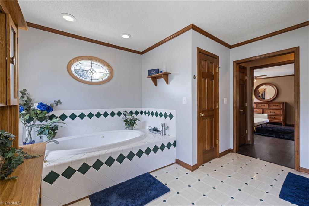 5934 Howard Circle