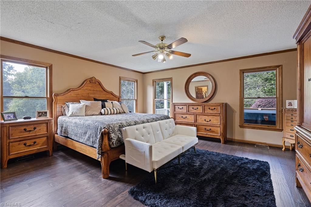5934 Howard Circle