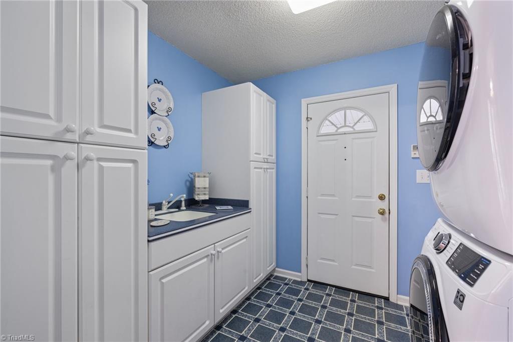 5934 Howard Circle