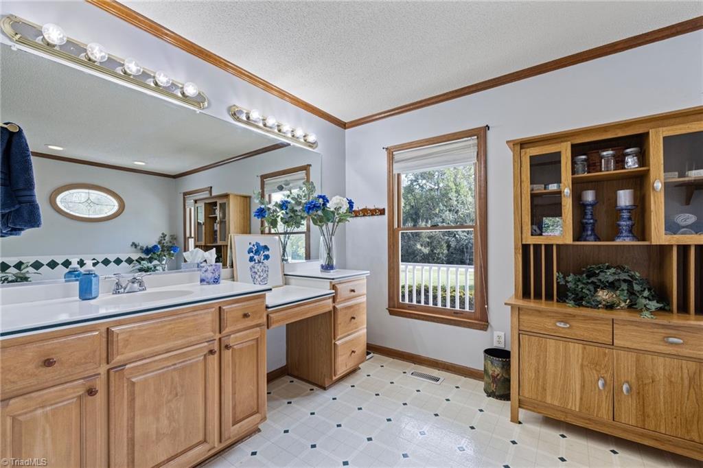 5934 Howard Circle