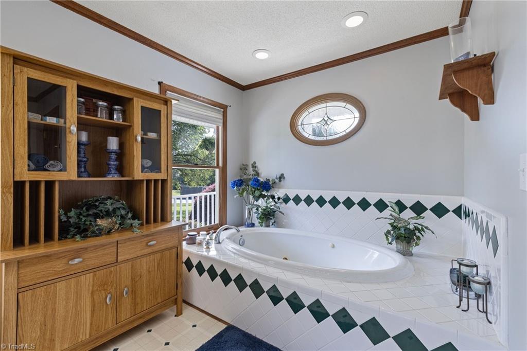 5934 Howard Circle