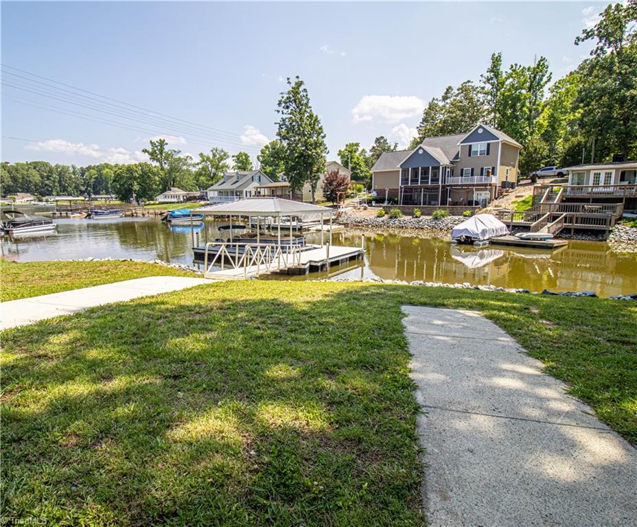 208 Sheppard Point