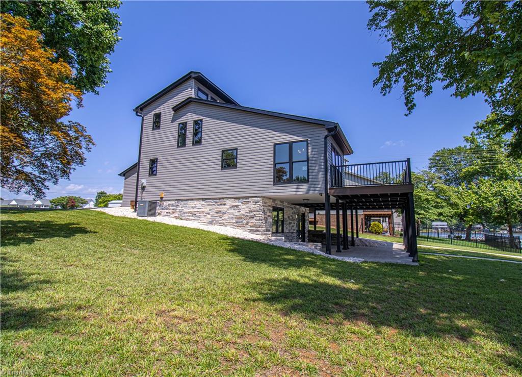 208 Sheppard Point