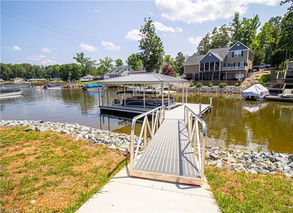 208 Sheppard Point