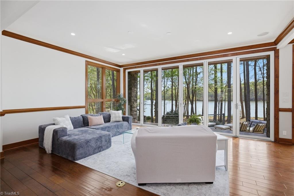 901 Sunset Pointe Drive