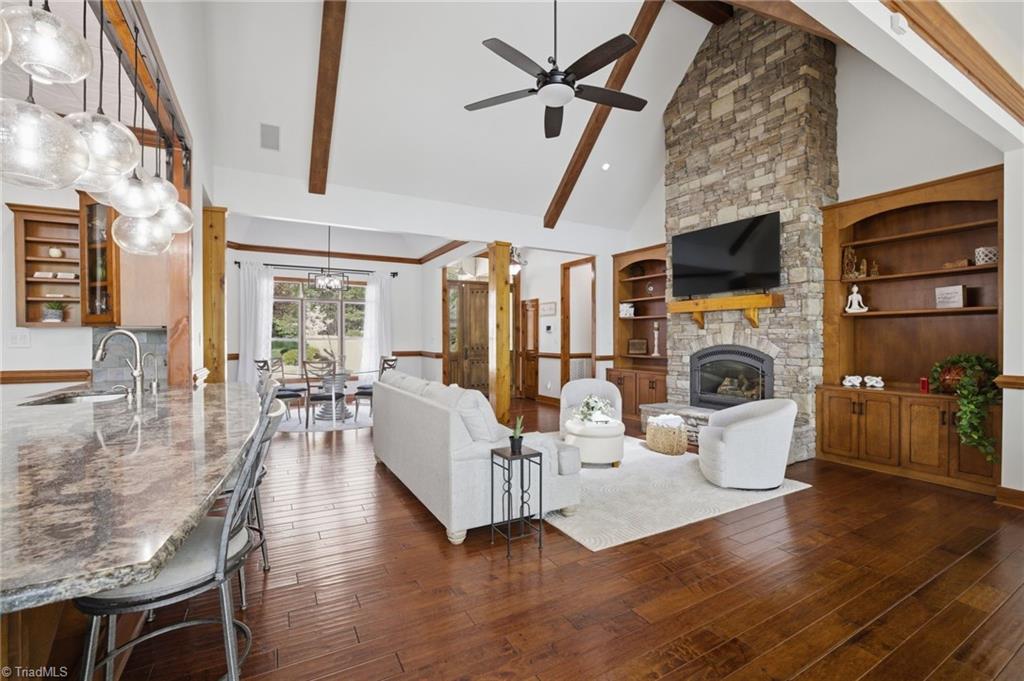 901 Sunset Pointe Drive