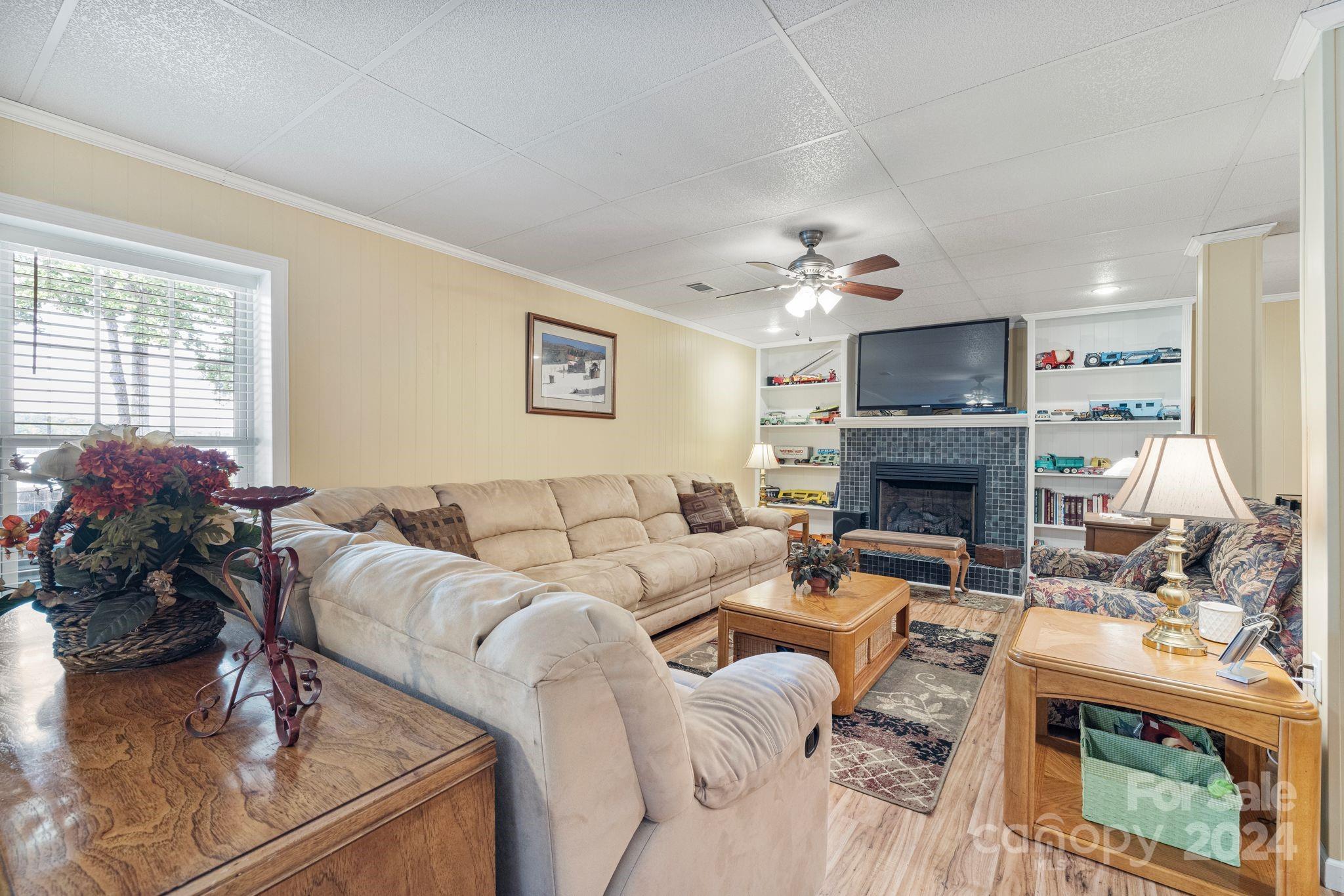 303 Potters Landing