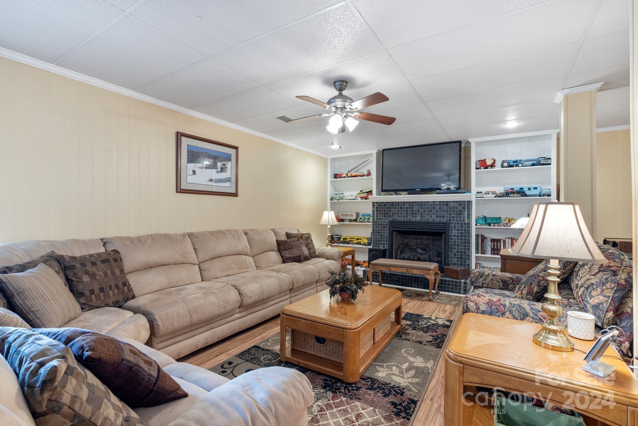303 Potters Landing