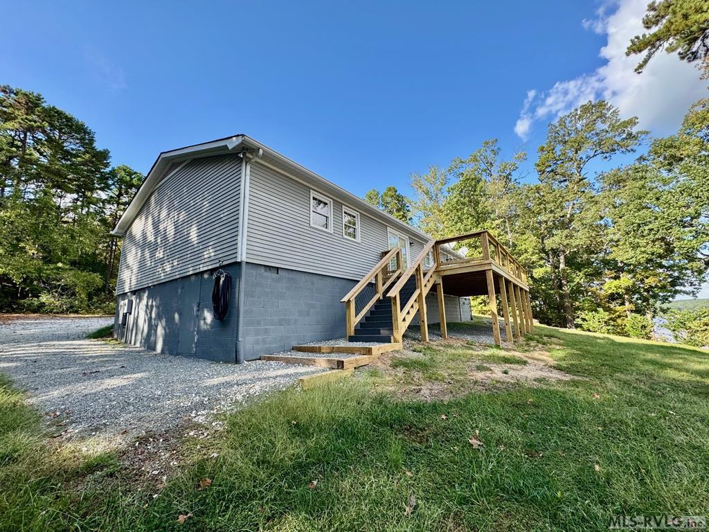 216 Lakeside Dr.