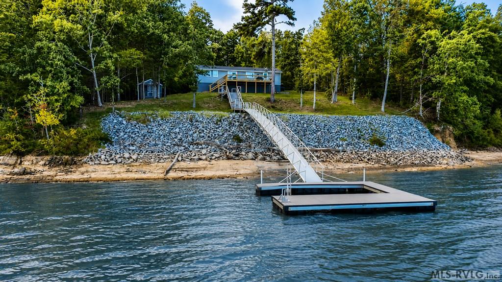 216 Lakeside Dr.