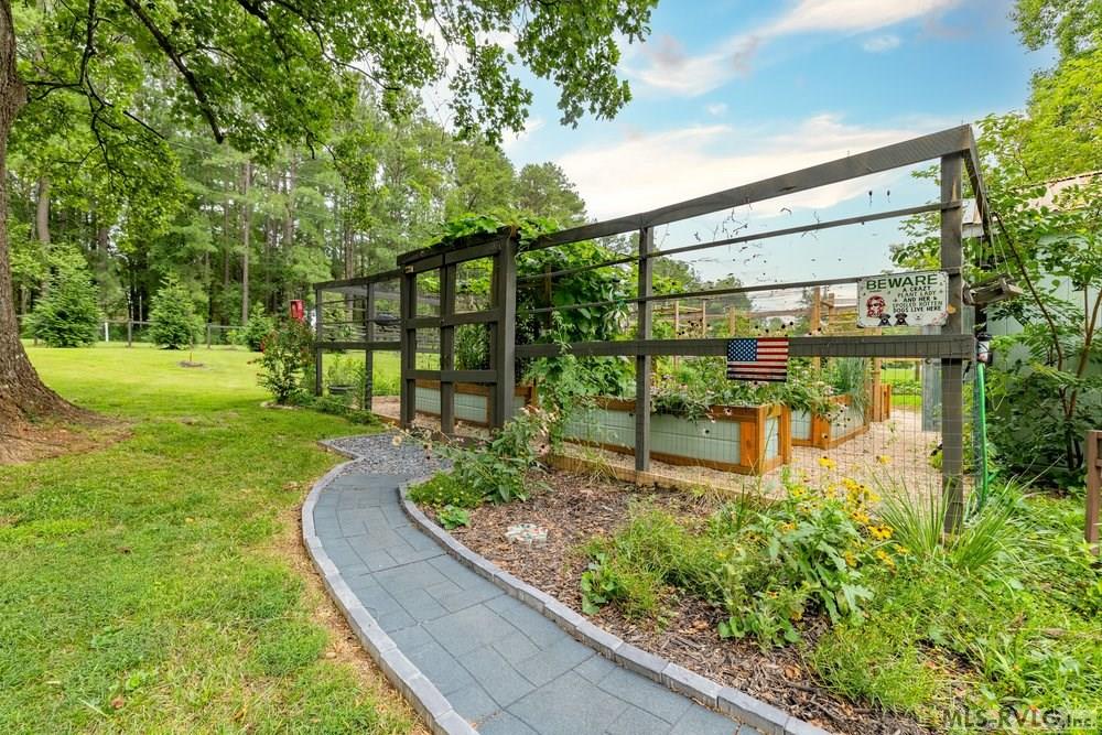 490 Paradise Drive