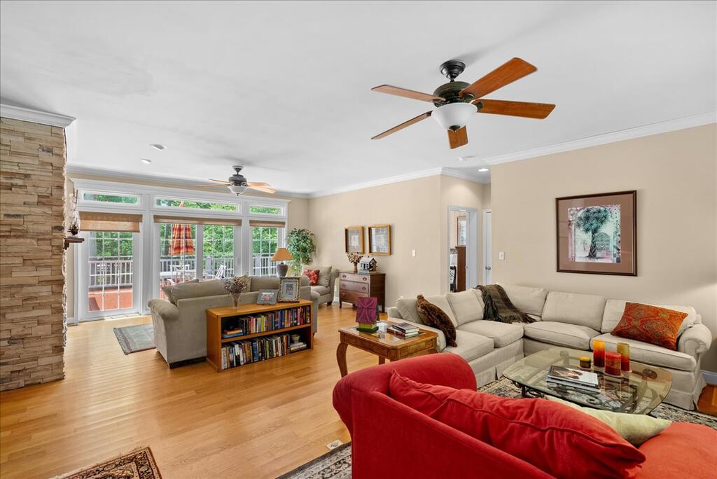 725 Valentines Street