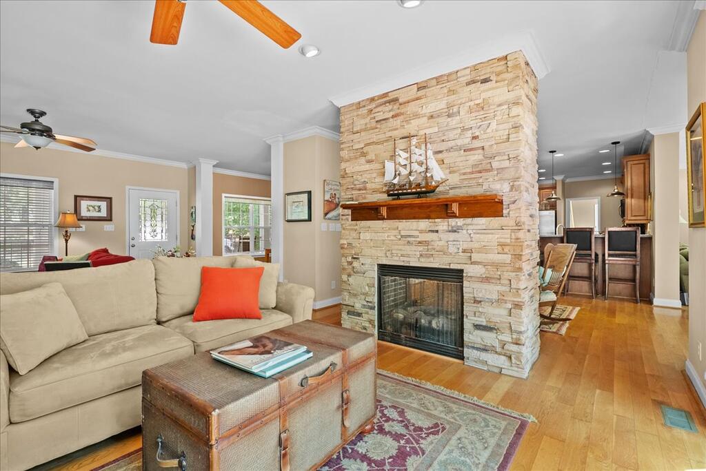 725 Valentines Street
