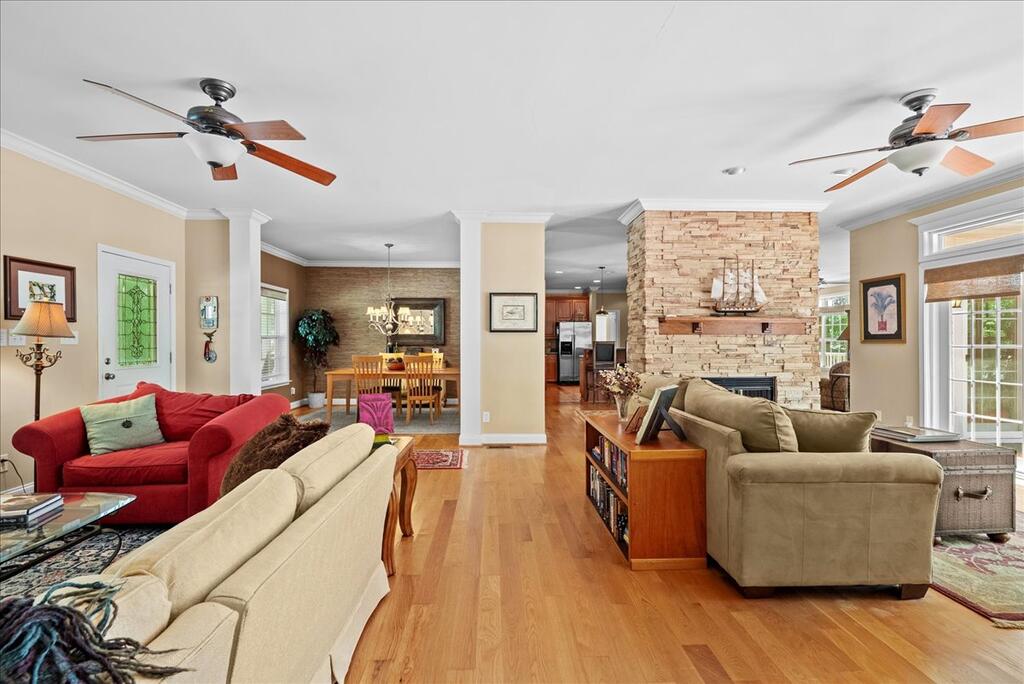 725 Valentines Street