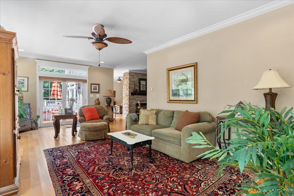 725 Valentines Street