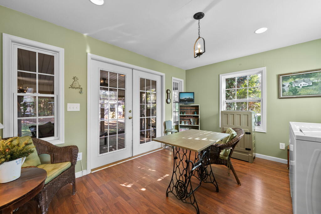 118 Shiney Rock Road