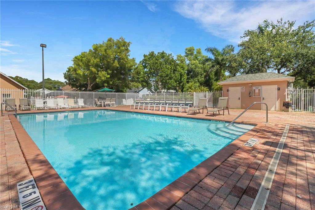 398 Leawood CIR