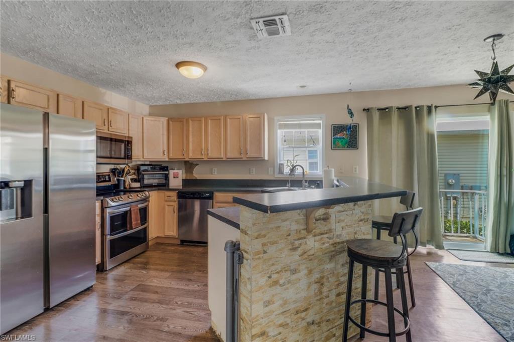 398 Leawood CIR
