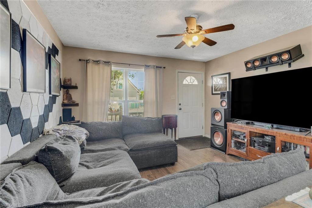 398 Leawood CIR