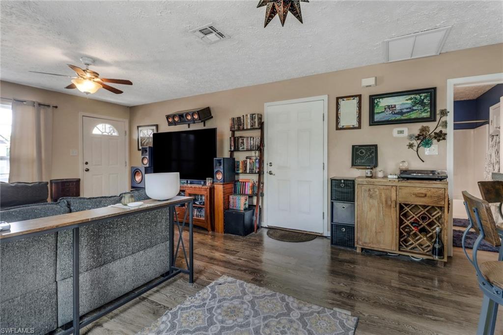 398 Leawood CIR