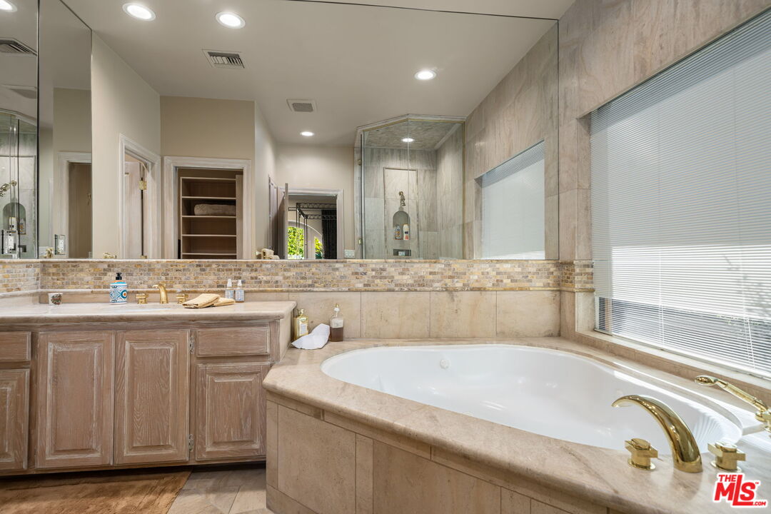 71150 N Thunderbird Ter