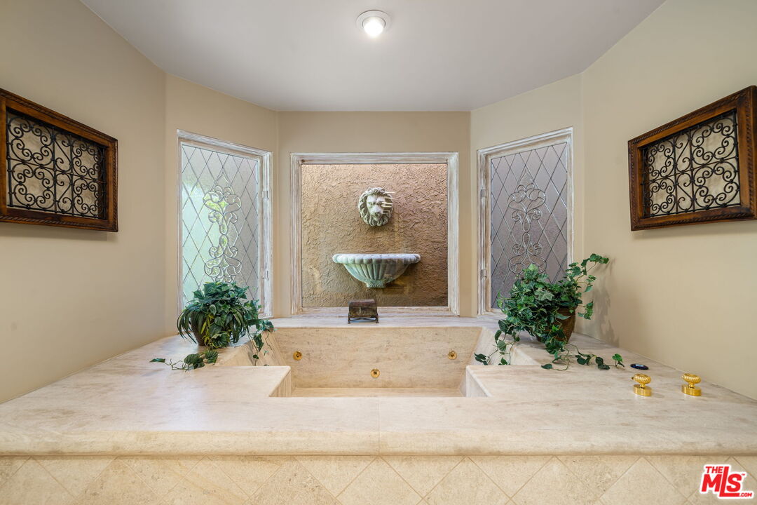 71150 N Thunderbird Ter