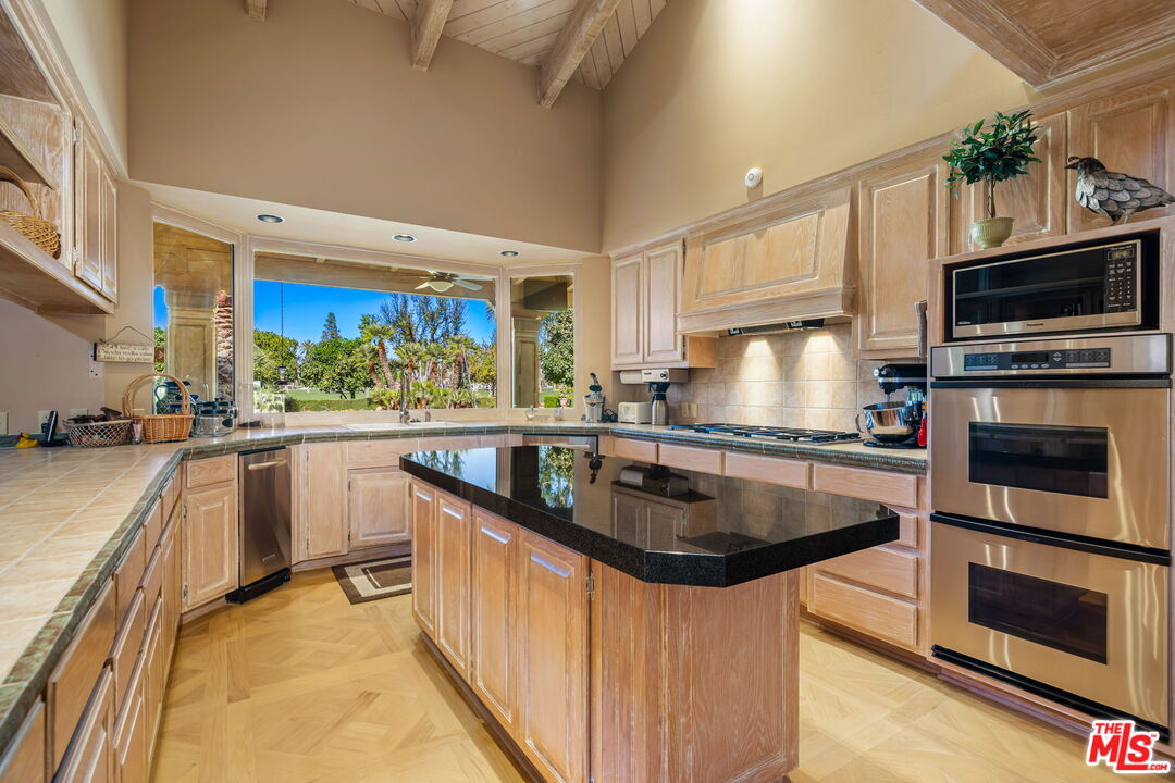 71150 N Thunderbird Ter