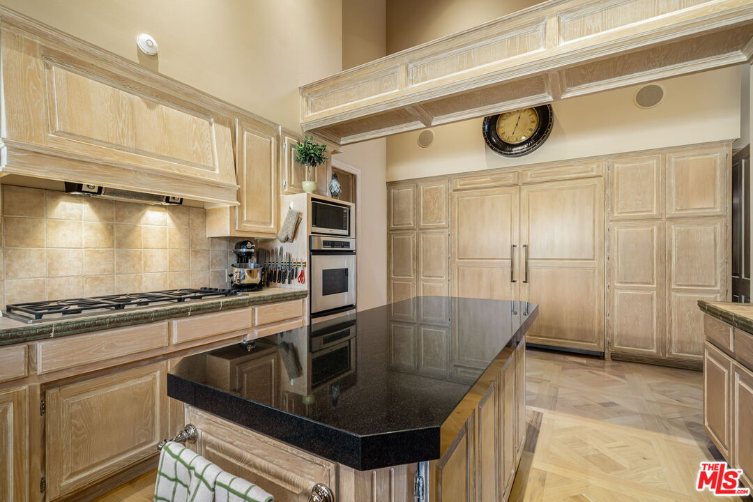 71150 N Thunderbird Ter