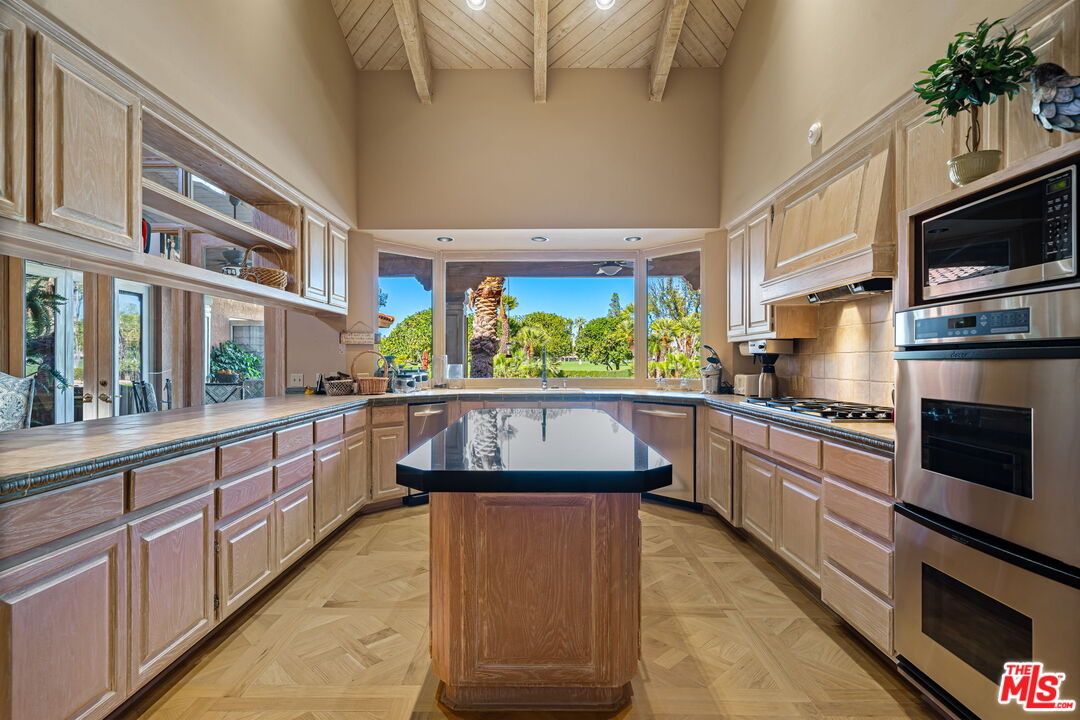 71150 N Thunderbird Ter