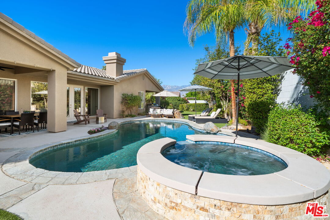 8 Dickens Ct