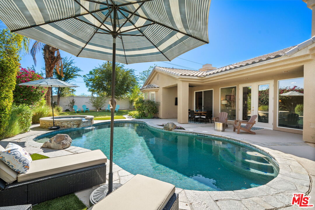 8 Dickens Ct