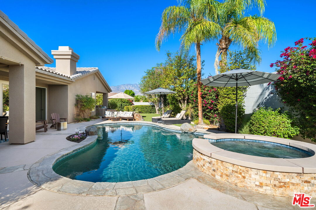 8 Dickens Ct