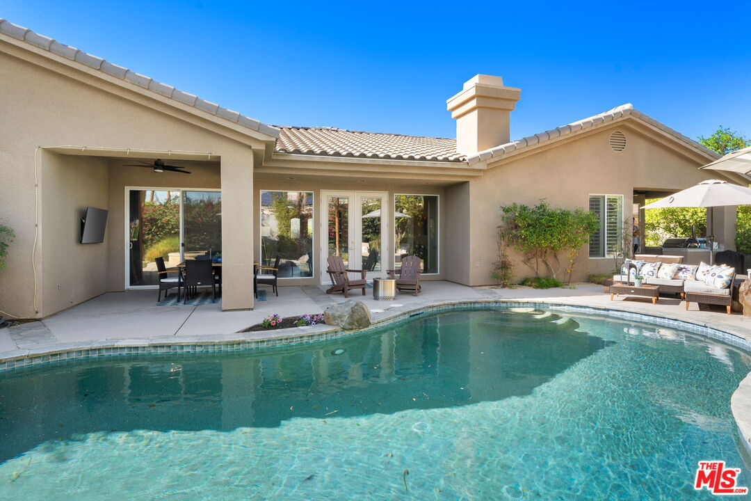 8 Dickens Ct