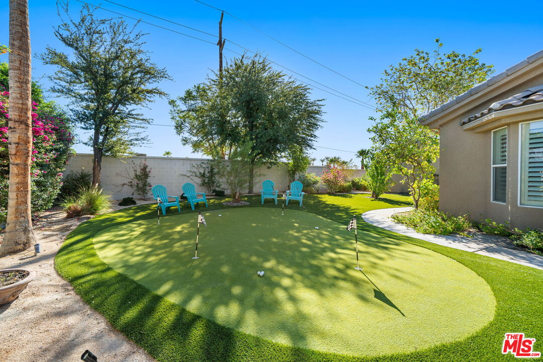 8 Dickens Ct