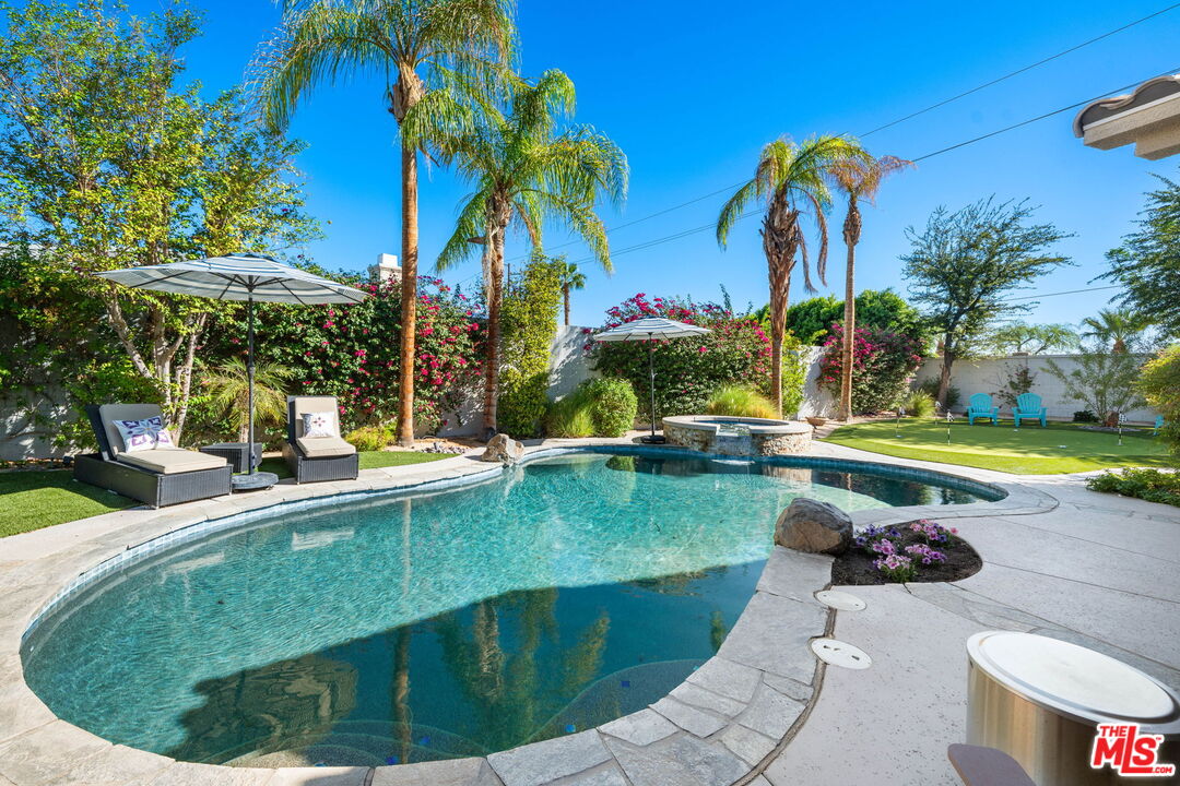 8 Dickens Ct