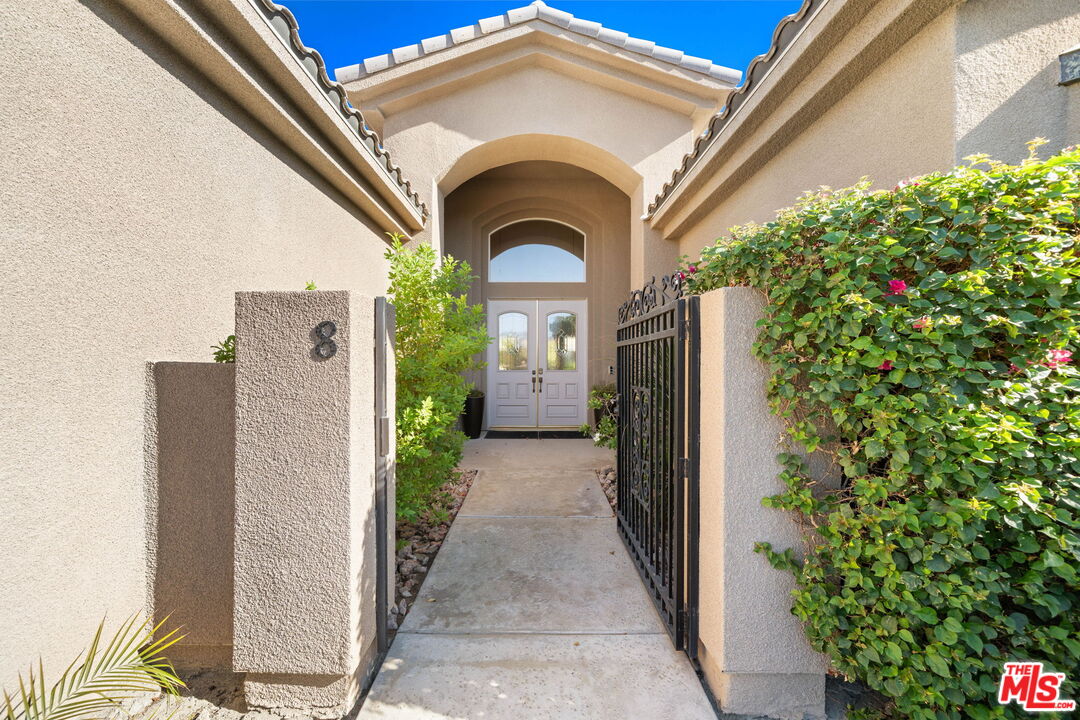 8 Dickens Ct