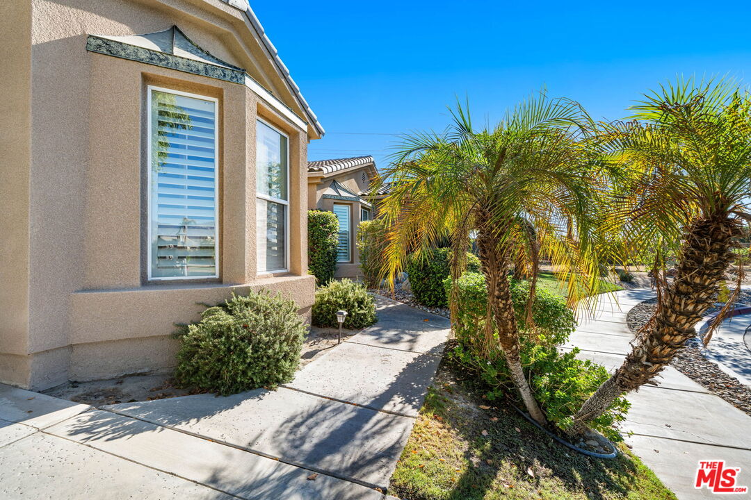 8 Dickens Ct